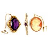 A CAMEO BROOCH IN 9CT GOLD, AN AMETHYST AND GOLD BAR BROOCH AND A VICTORIAN BROOCH