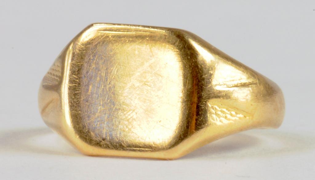 AN 18CT GOLD SIGNET RING, 3.1G