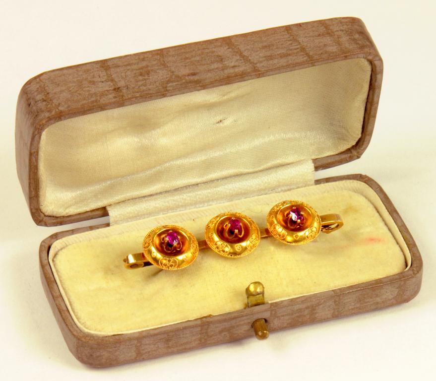 A VICTORIAN RUBY AND GOLD BAR BROOCH OF TRIPLE 'TARGET' DESIGN, ADAPTED, 3.1G GROSS
