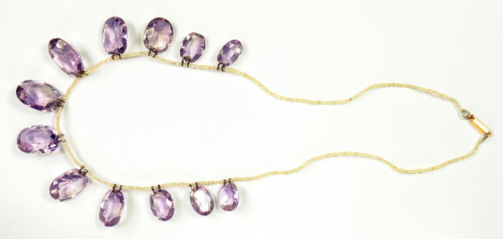 A BRIOLETTE CUT AMETHYST AND SEED PEARL FRINGE NECKLET, EARLY 20TH CENTURY