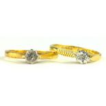 TWO DIAMOND SOLITAIRE RINGS IN 18CT GOLD, 5.9G