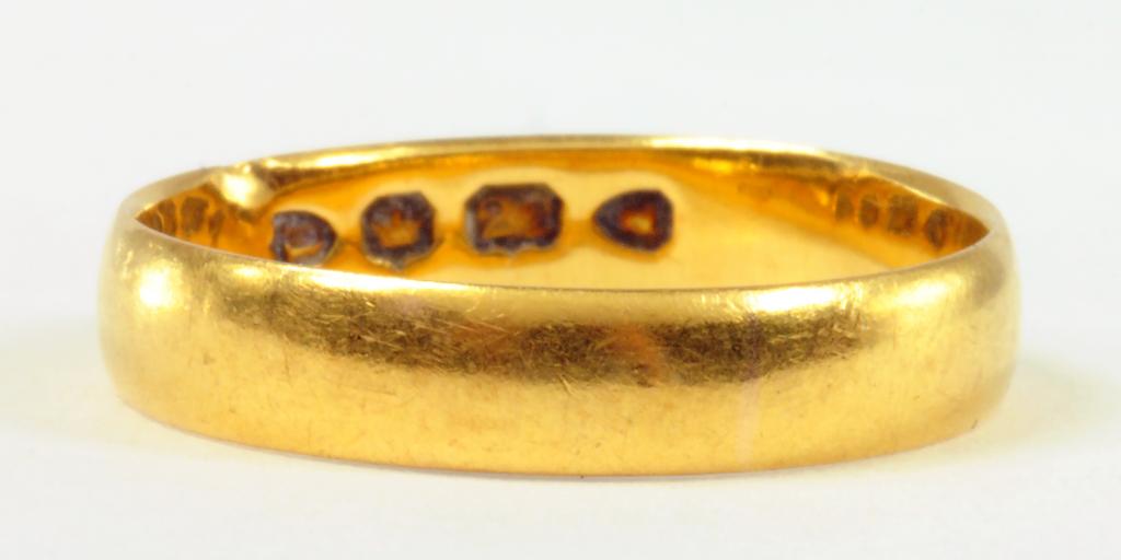 A 22CT GOLD WEDDING RING, 2.8G