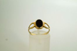 WITHDRAWN A 9 carat gold onyx ring, the