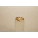 A single cultured pearl 9 carat gold ring, the pearl of approximately 4.9 mm diameter, finger size