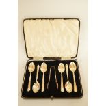 A set six silver tea spoons with sugar tongs, Sheffield 1933, 86.4 g gross, cased