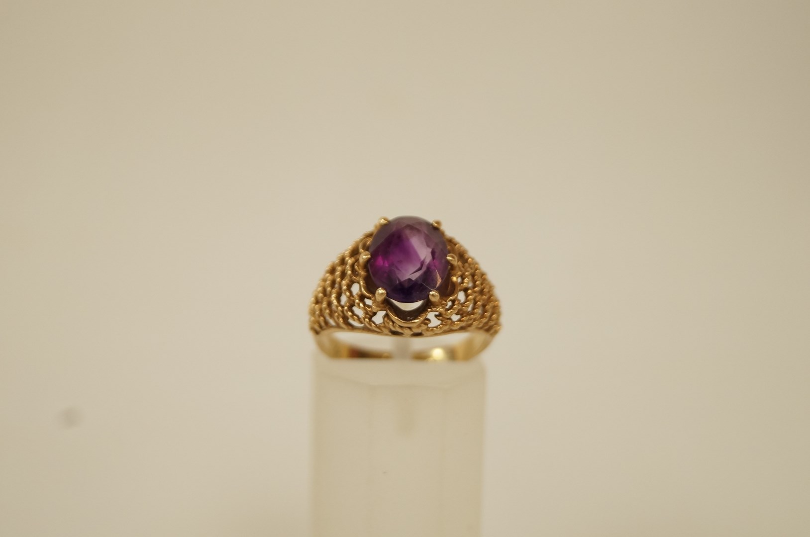 A single stone amethyst 9 ct dress ring, finger size N, 3.