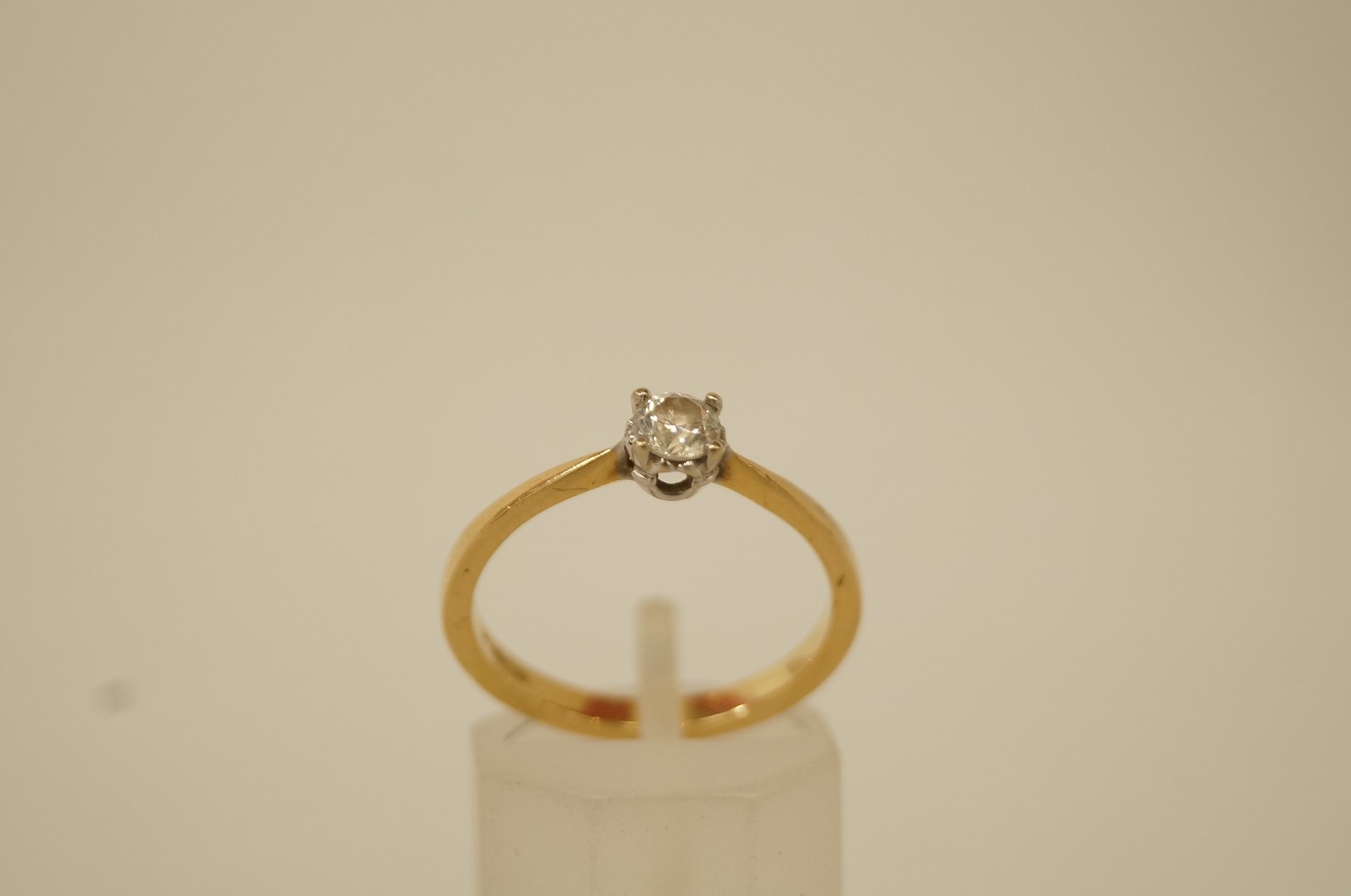 A single stone diamond 18 ct gold ring, the brilliant cut stone of approximately 0.