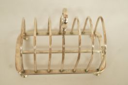 A silver toast rack, by William Hutton & Sons Ltd, London 1901, of plain six division form, 13.