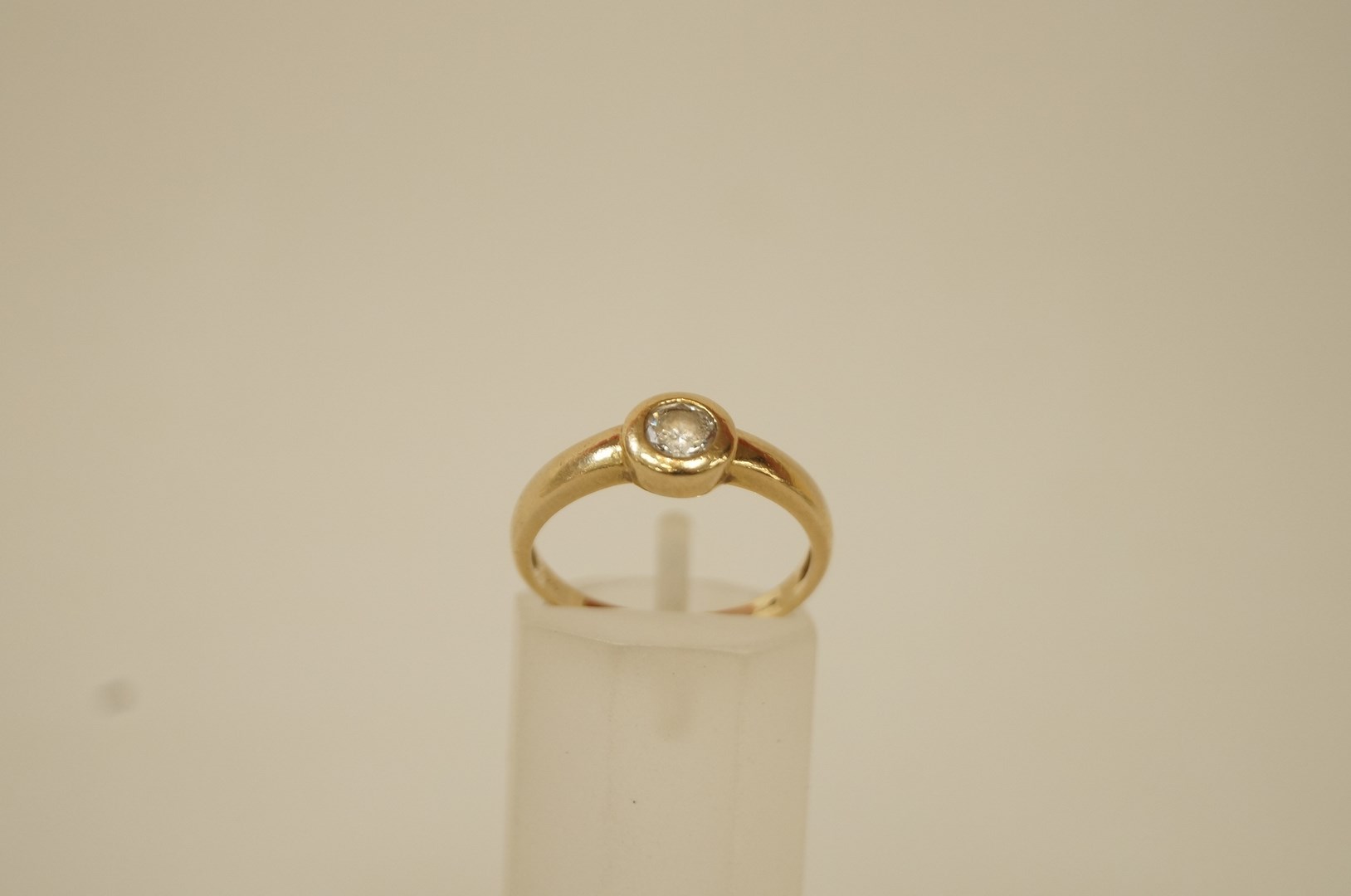 A 9ct gold single stone ring, 2. - Image 2 of 2