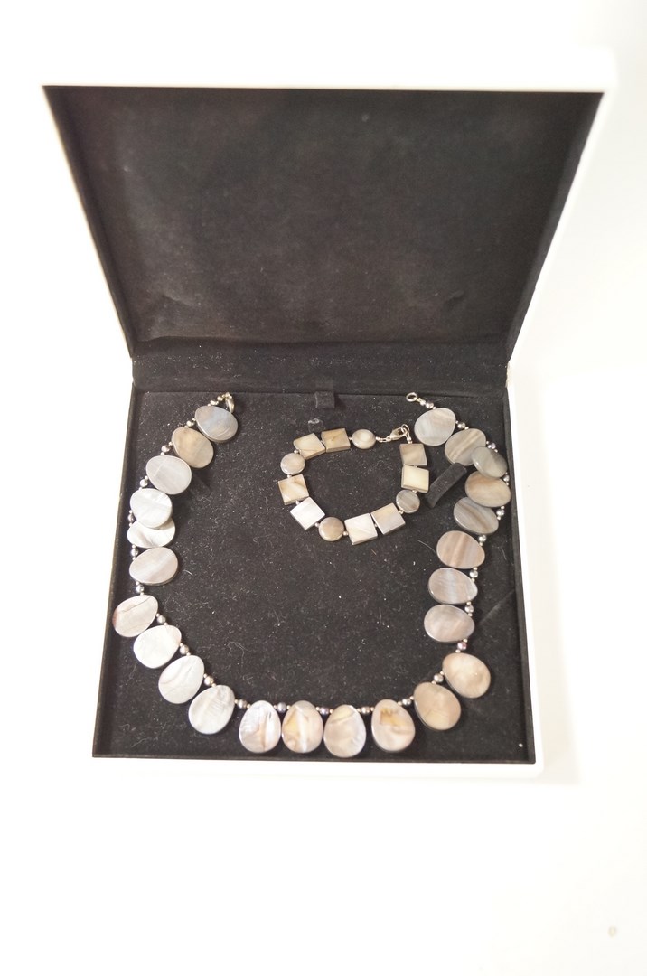 A mother of pearl necklace and bracelet, - Image 2 of 2