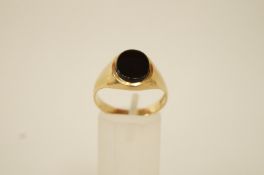 9 ct gold black onyx signet ring, finger size T, 3.