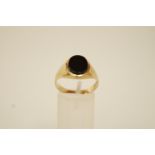 9 ct gold black onyx signet ring, finger size T, 3.