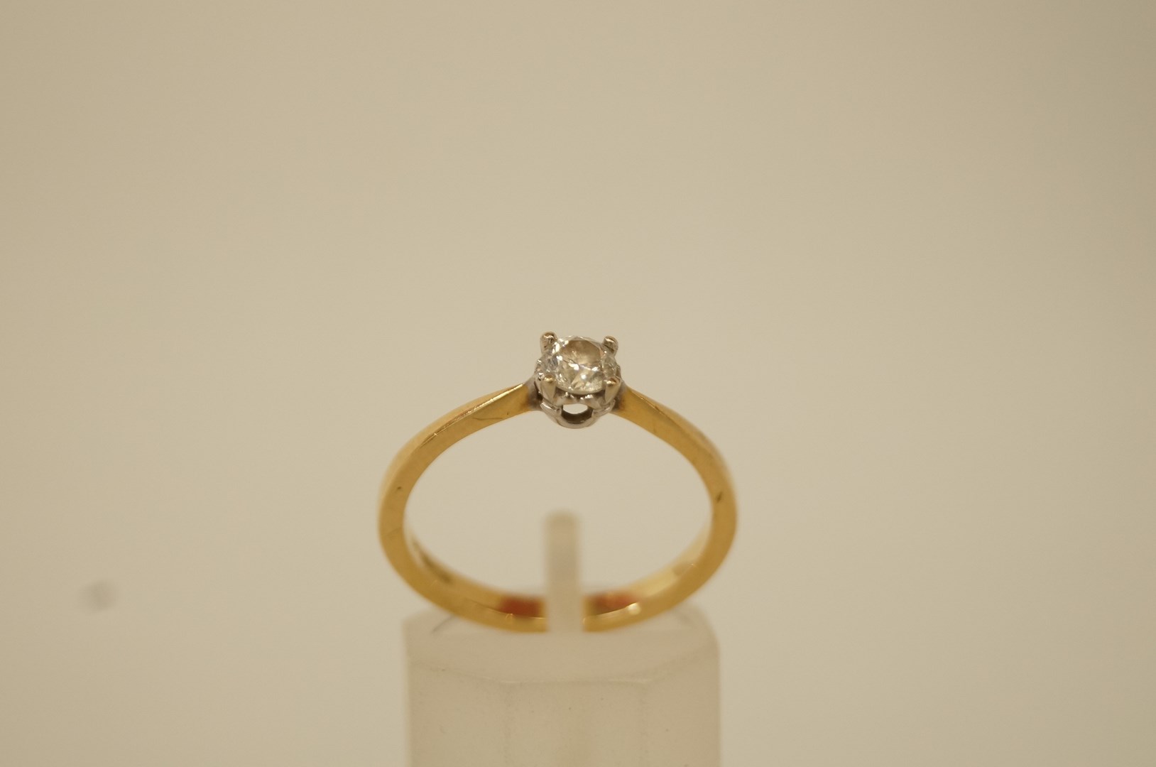 A single stone diamond 18 ct gold ring, the brilliant cut stone of approximately 0. - Image 2 of 2