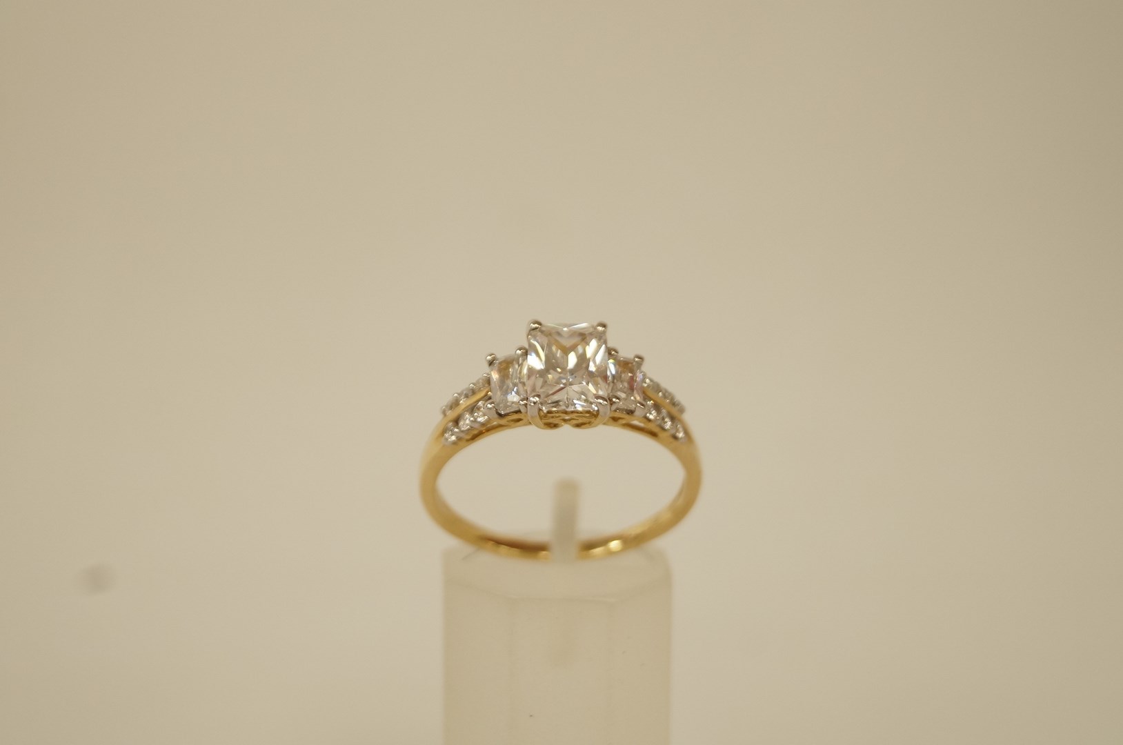 A 9 ct gold cubic zirconia dress ring, finger size T, 3. - Image 2 of 2