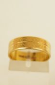 An 18ct gold patterned wedding ring,