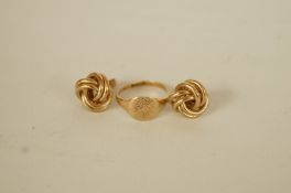 A 9ct gold signet ring; with a pair of 9ct gold knot ear studs; 3.