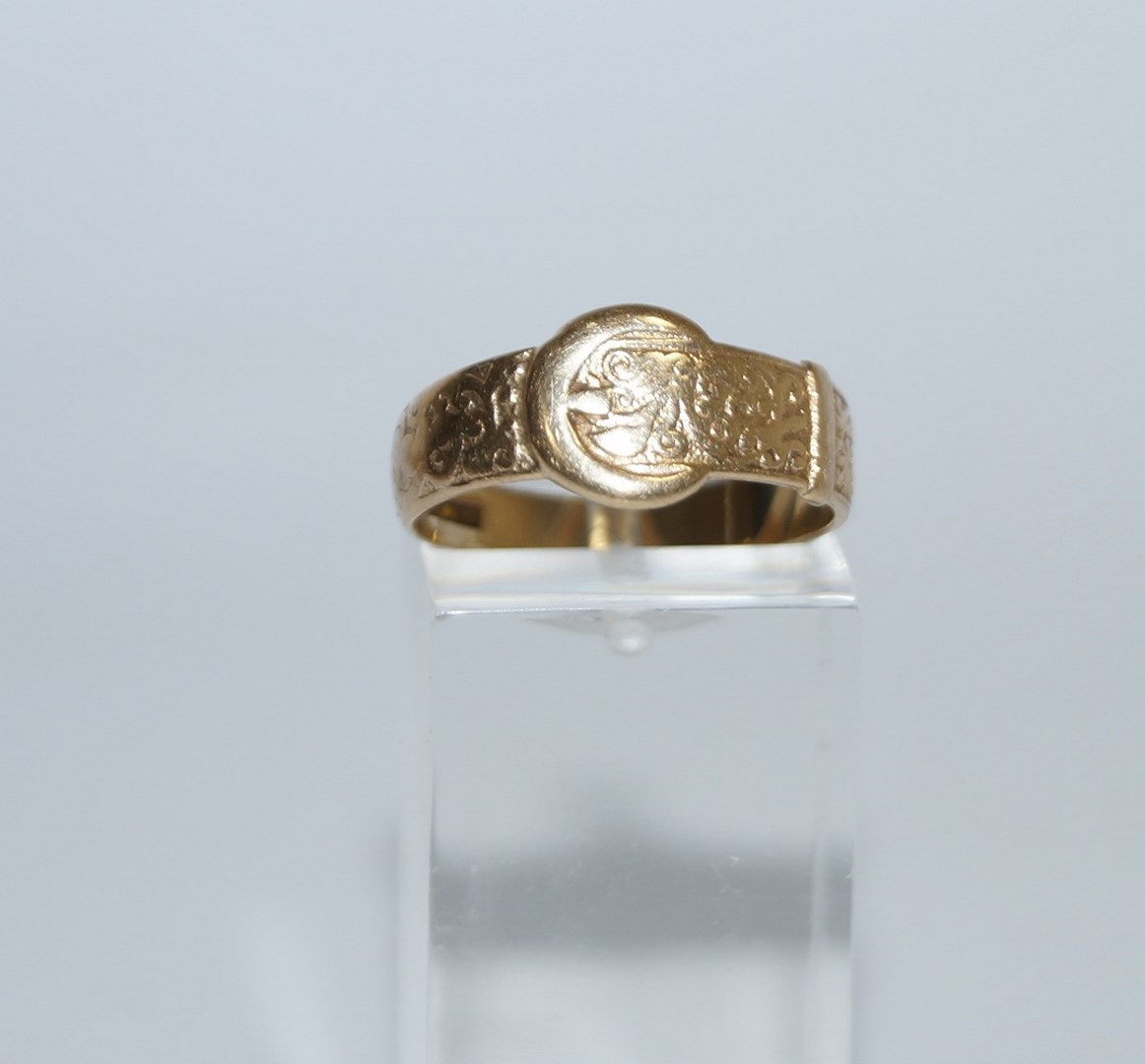 A 9 carat gold buckle ring, Birmingham 1964, finger size O, 2.