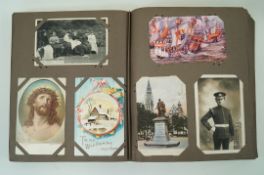 A collection of approximately five hundred 20th century postcards,