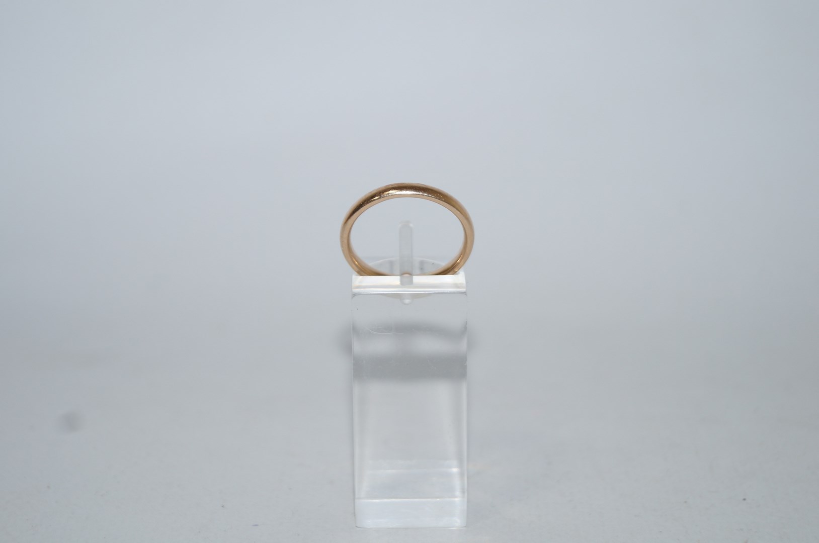 A 9 carat gold wedding ring, 2.