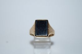A 9ct gold and onyx signet ring, finger size Z+++, 7.