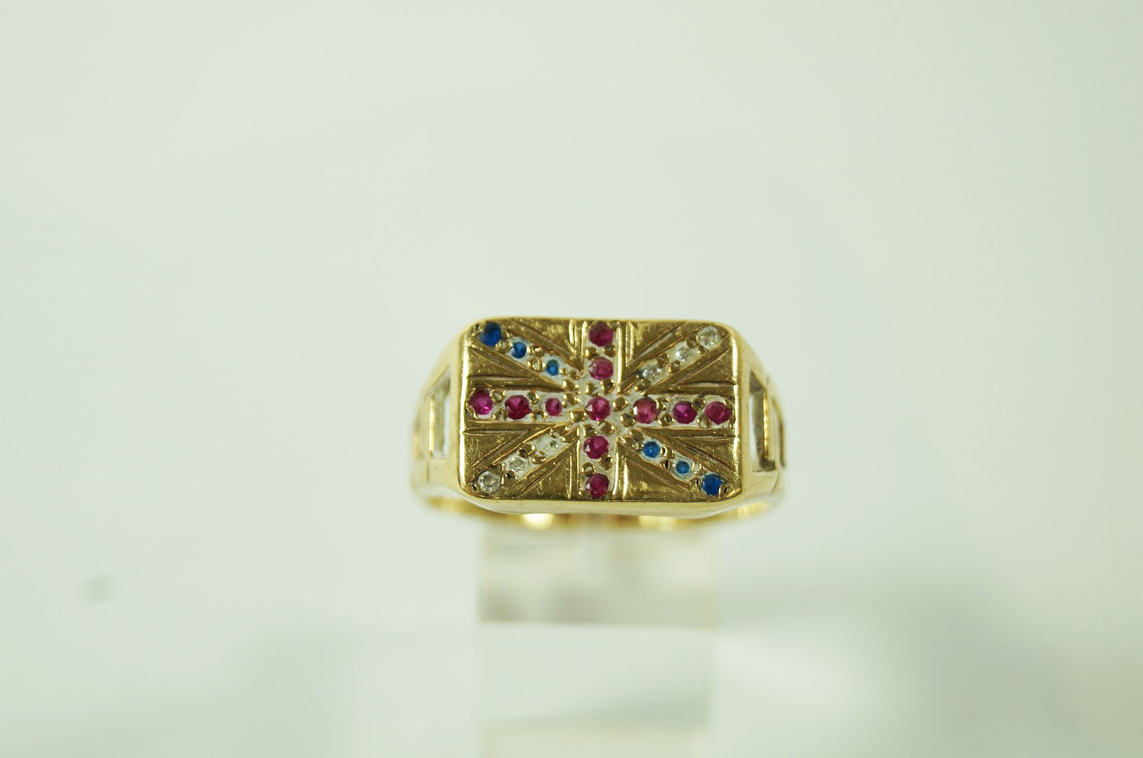 A 9 carat gold Union Jack ring, set with red, white and blue synthetic stones, finger size Z+++, 7.