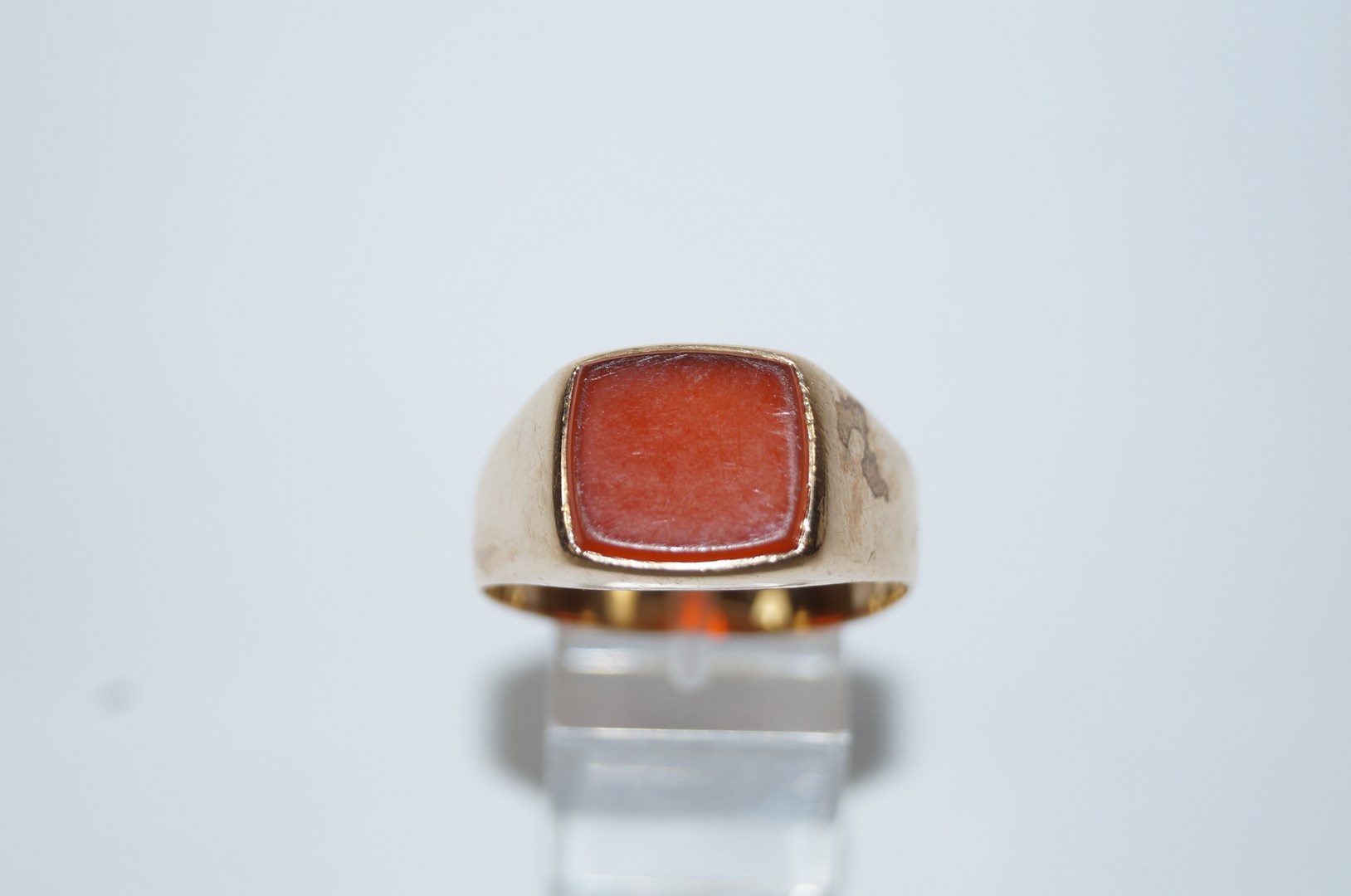 A 9ct gold cornelian signet ring, finger size Z+++, 7.