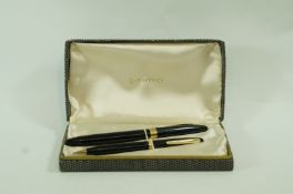 A Sheaffer Saratoga (1952) black fountain pen and matching pencil, 14ct no.