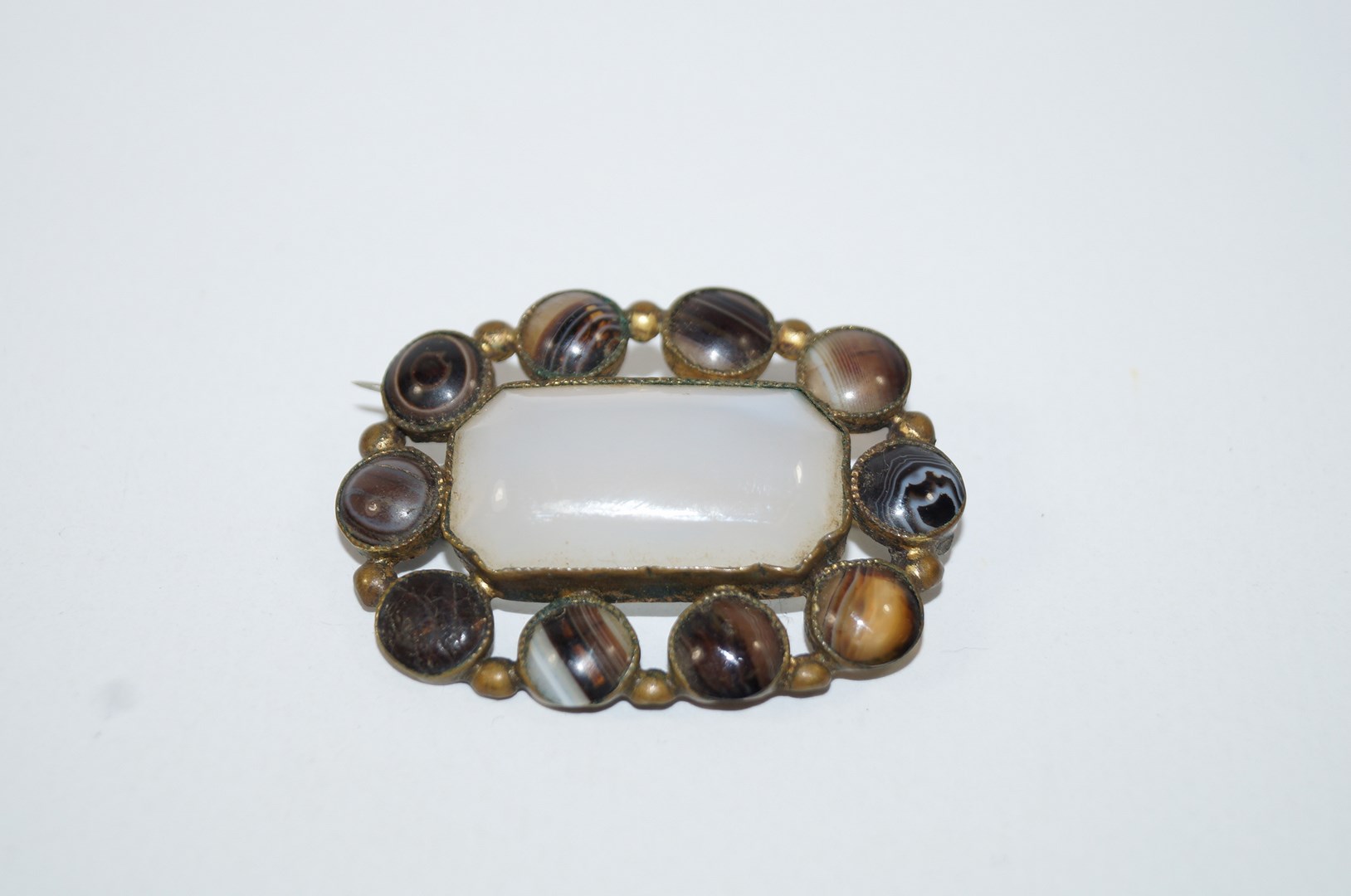 A Victorian gilt metal agate set brooch, 4.