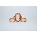 A 9ct gold shell cameo ring, finger size L1/2; with a pair of shell cameo ear studs; 4.