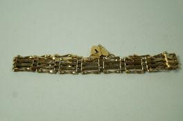 A 9ct gold four bar gate bracelet, to a padlock clasp, 4.