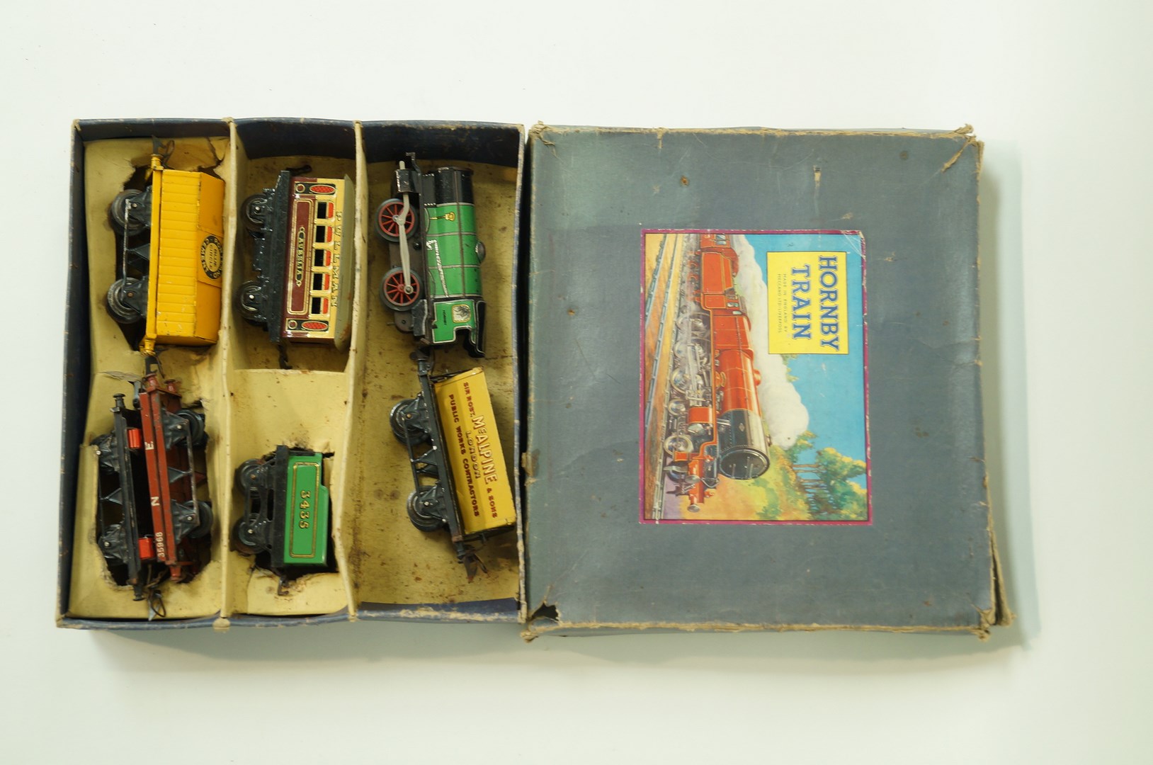 A boxed Hornby MI passenger set, O gauge, comprising of an engine, a Pullman carriage, a tender,