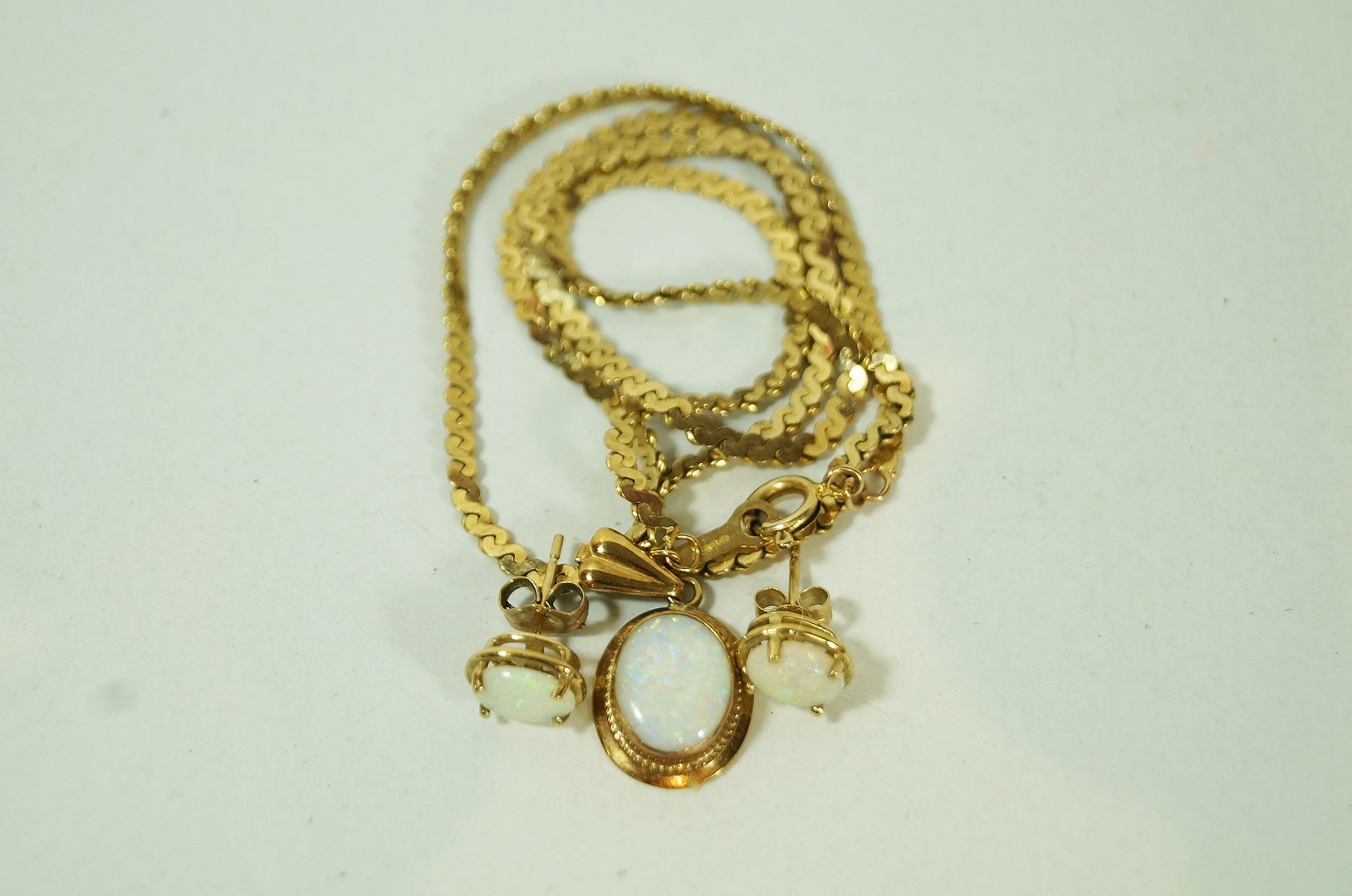 An opal 9 carat gold pendant, on a 9 carat gold S link chain, pendant 2.