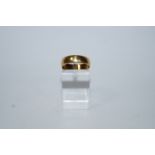 A 22 carat gold wedding ring, Birmingham 1899, of shallow D section, 5mm wide,