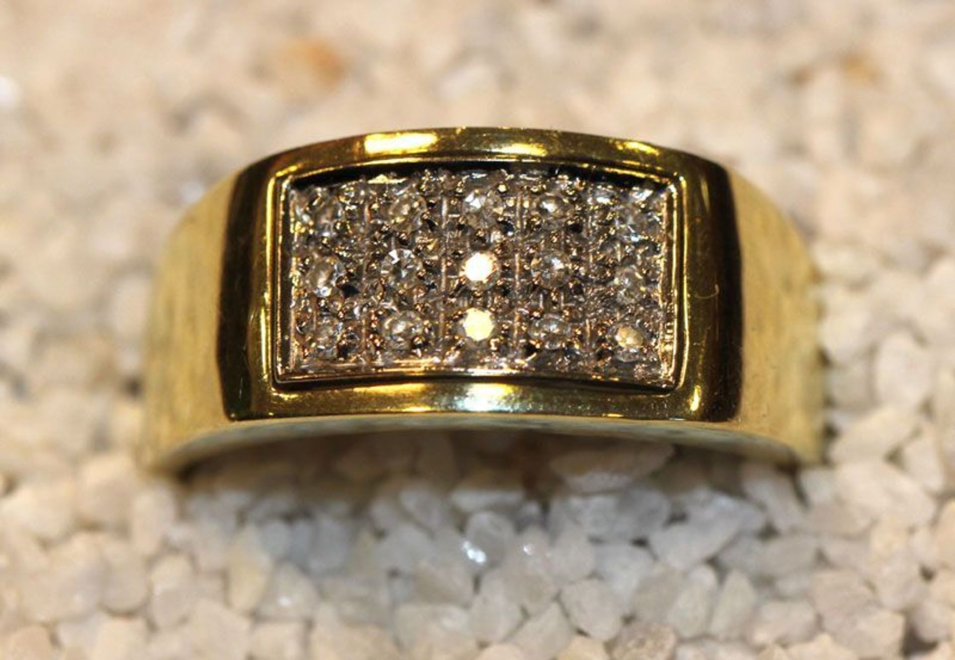 14 k Gelbgold Ring mit 15 in Weißgold gefaßten Brillanten, klassische Handarbeit, 6,7 gr., Gr. 62