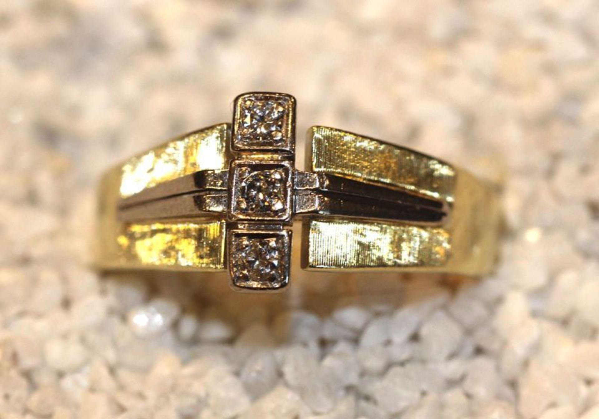 14 k Gelbgold Ring mit 3 in Weißgold gefaßten Diamanten, Ringschiene teils mattiert, 5,8 gr., Gr.