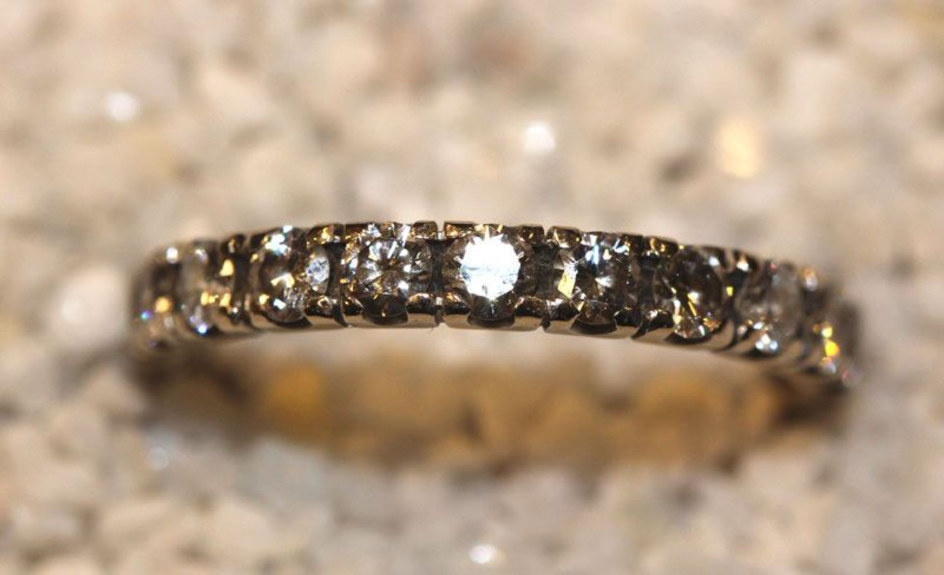 18 k Weißgold Memory-Ring mit 22 Brillanten, ca. 1,5 ct., 4,2 gr., Gr. 54, klassische Handarbeit