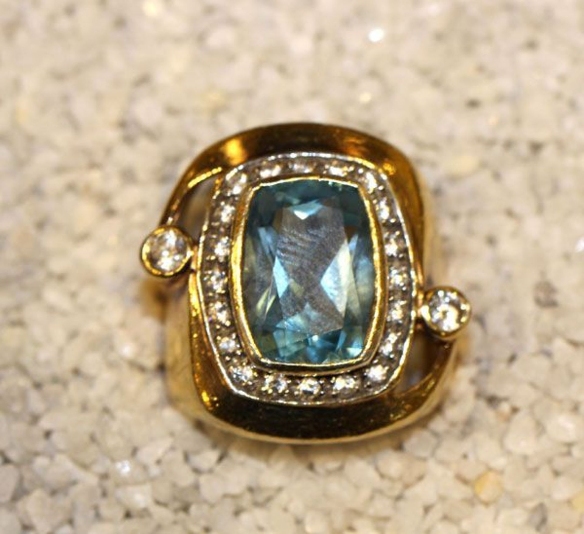 14 k Gelbgold Ring mit Blautopas und in Weißgold gefaßte Zirkone, 12,2 gr., D 52