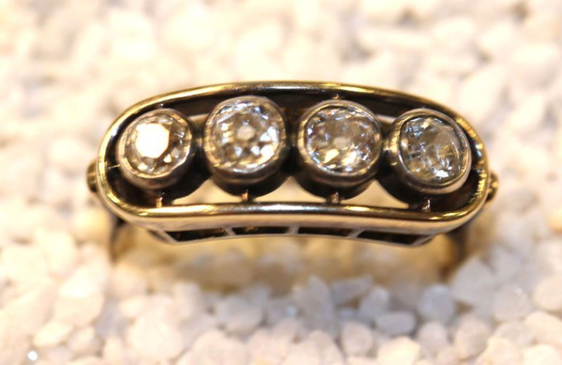 14 k Gelbgold Ring mit 4 in Weißgold gefaßten Diamanten, zus. ca. 0,80 ct., Altschliff, 3,9 gr., Gr.