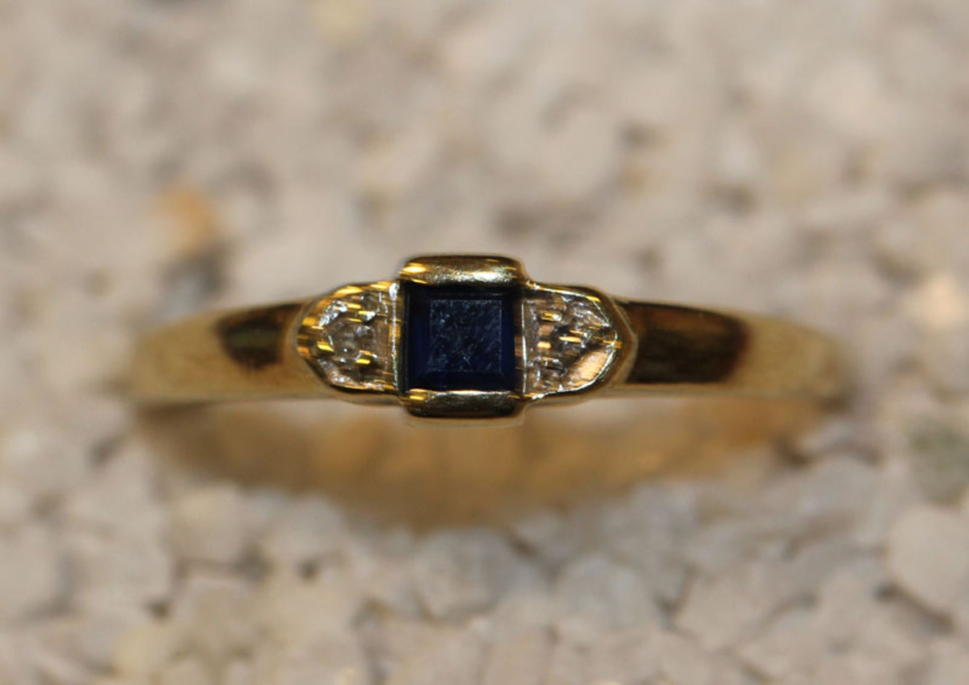 Reserve: 50 EUR        8 k Gelbgold Ring mit Safir und 2 in Weißgold gefaßten Diamanten, Gr. 54