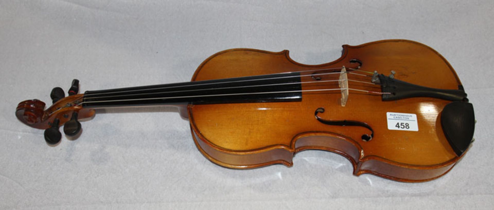 Reserve: 130 EUR        Geige, komplett, Korpus leicht verkratzt, L 60 cm, innen mit Klebeetikett,