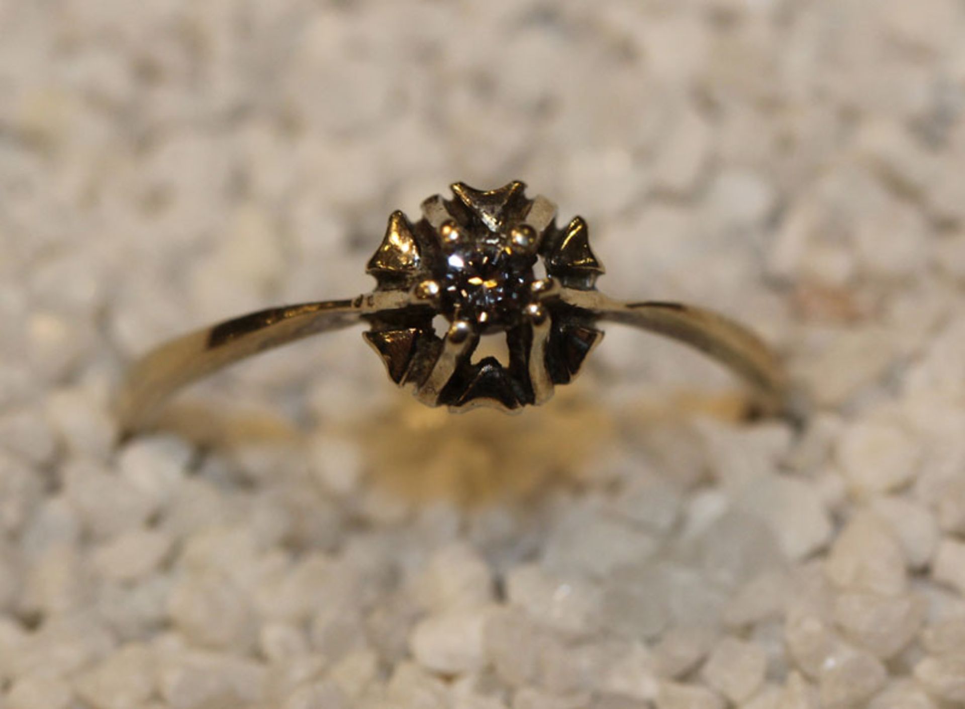 Reserve: 60 EUR        8 k Weißgold Ring mit 0,10 ct. Diamant, Gr. 55