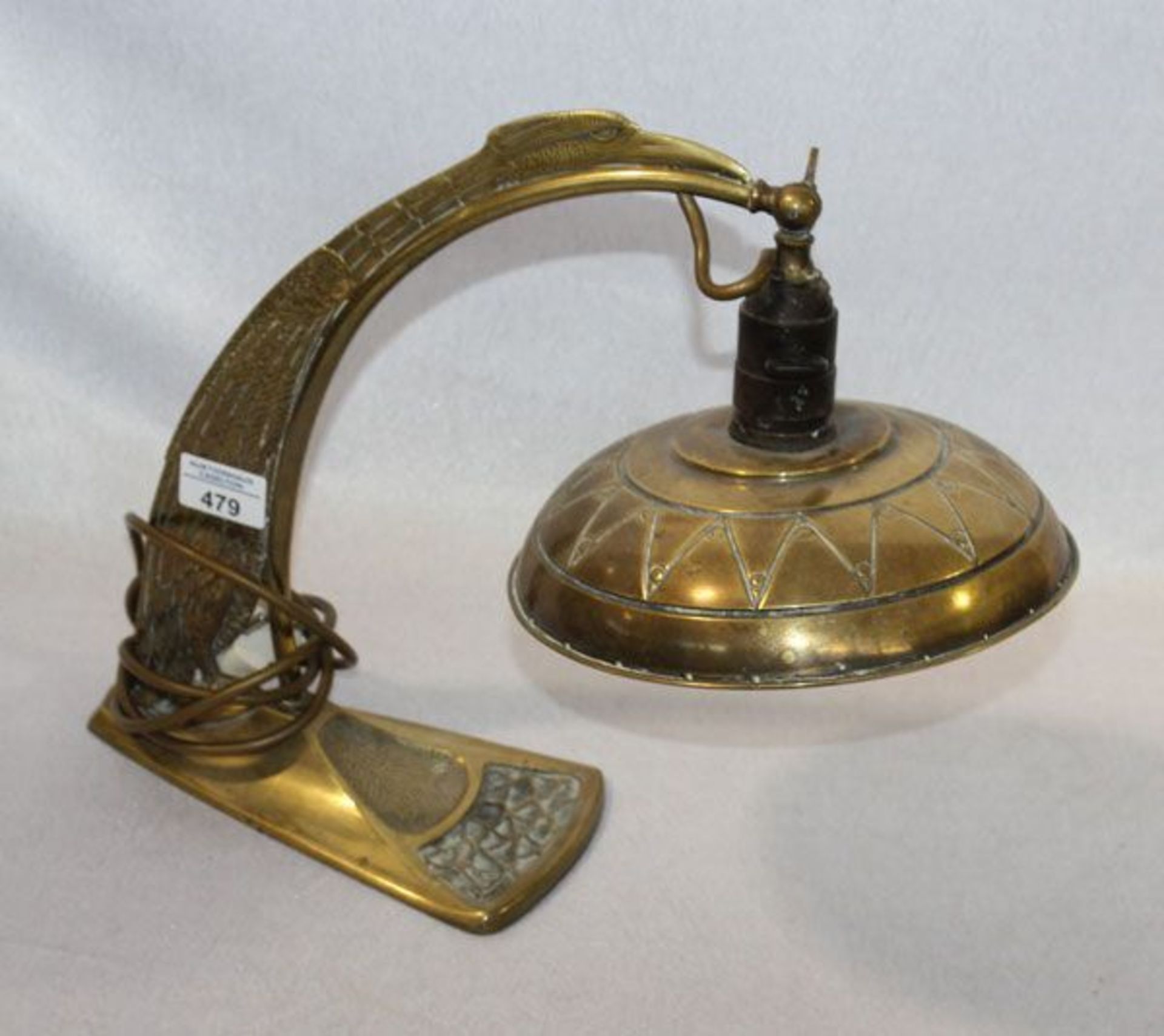 Messing Tischlampe mit reliefierter Vogeldarstellung, H 33 cm, Gebrauchsspuren    Mindestpreis: