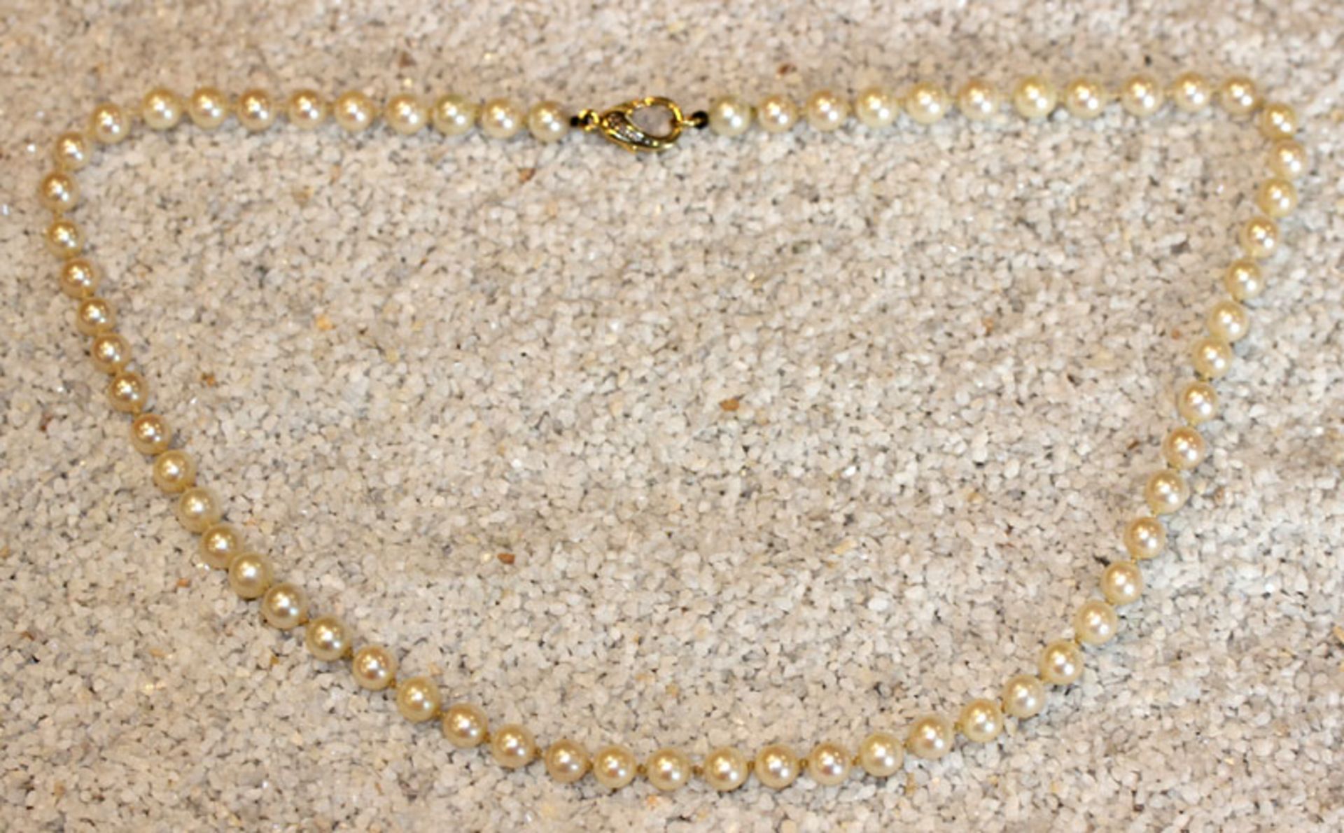 Perlenkette mit 14 k Gelbgold Schließe, L 48 cmMindestpreis: 90 EUR