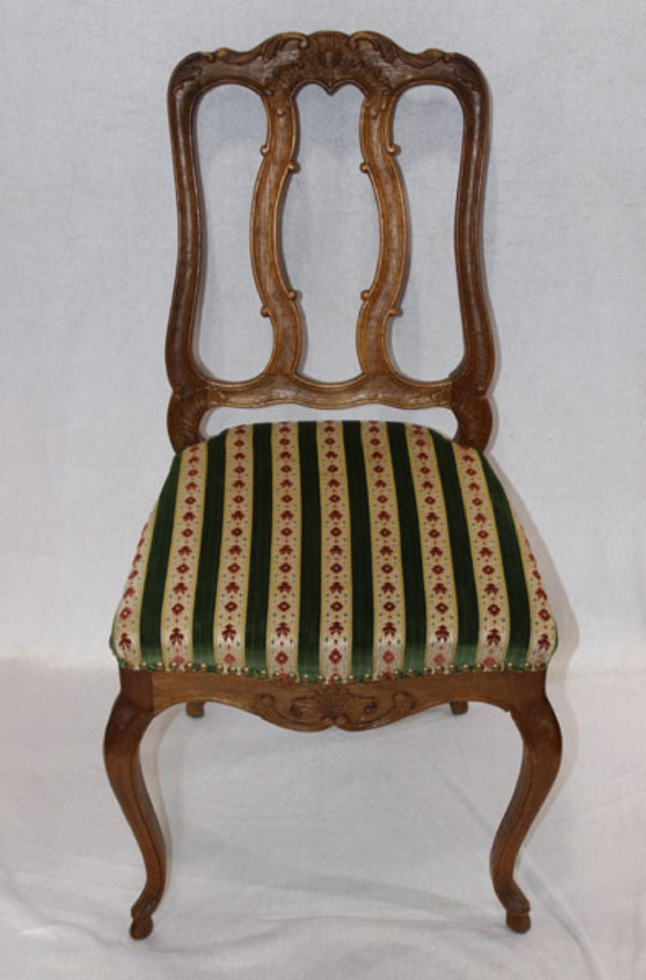 4 Holzstühle auf geschwungenen Beinen, Lehne teils beschnitzt, Sitz gepolstert und grün/beige