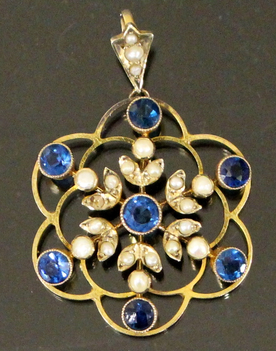 A 9ct gold pendant decorated with seed p - Image 2 of 2