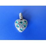 A small Italian pave set emerald & diamond heart pendant – '750'