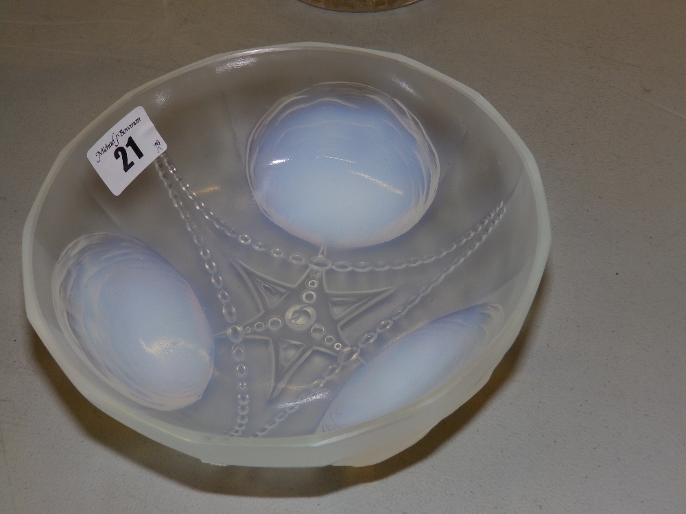 A Sabino opalescent glass fluted bowl in shell & pearl pattern, 7” diameter