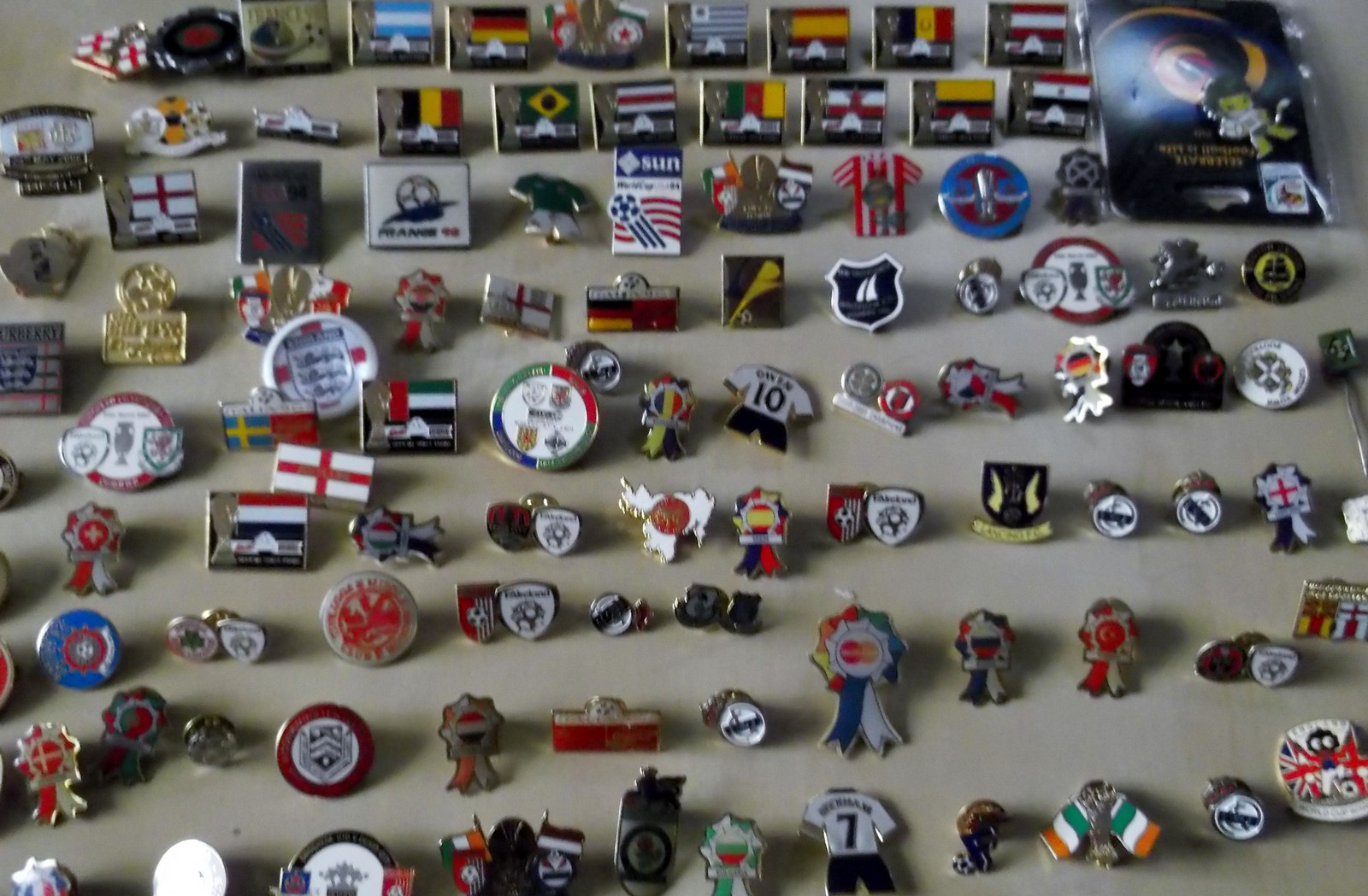 COLLECTION OF BADGES x 106 Nice collection of mostly modern Badges, mostly football but a small