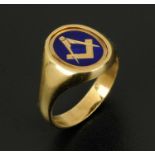 A 9 ct gold Masonic ring, enamelled top, size O. CONDITION REPORT: This is a swivel ring. The