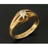 An 18 ct gold gentleman's diamond ring, with starburst setting, size P. CONDITION REPORT: The